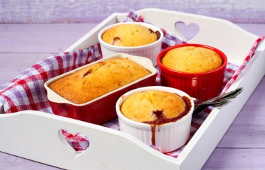 Berry ve bademli puding 