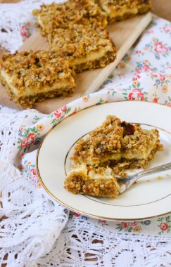 Tarih, incir ve portakal yulaf ezmesi barlar 