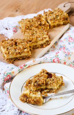 Tarih, incir ve portakal yulaf ezmesi barlar 