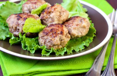 köfte salata yaprakları üzerinde