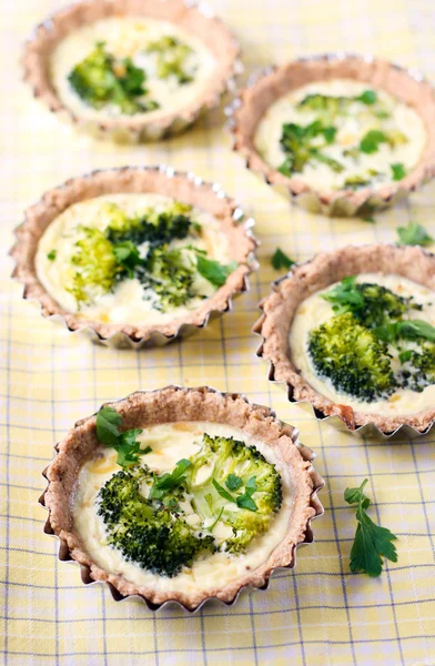 Mini tartas de brócoli —  Fotos de Stock