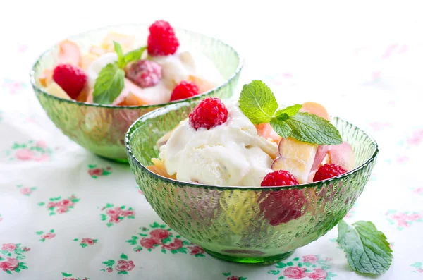 Десерт из свежих фруктов, ягод и мороженого — стоковое фото