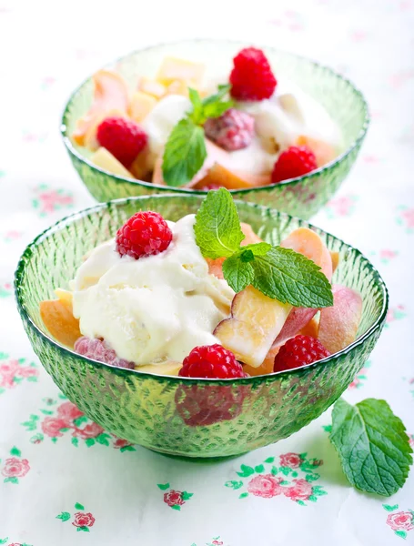 Frutta fresca, frutti di bosco e gelato — Foto Stock