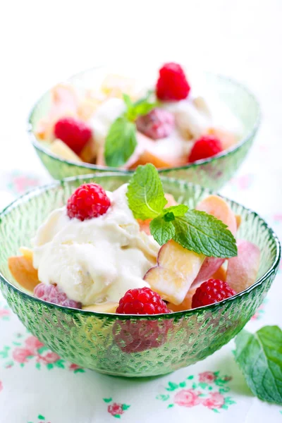 Fruits frais, petits fruits et crème glacée dessert — Photo