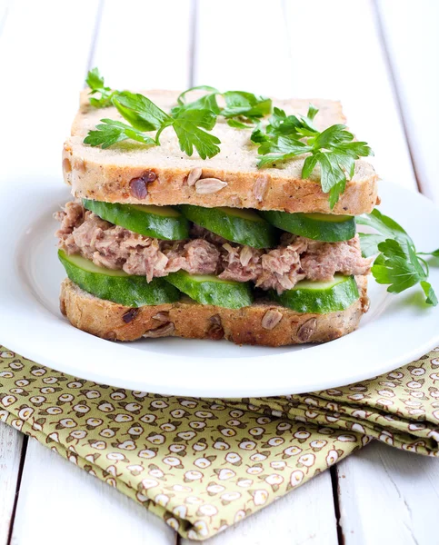 Tonhal és uborka szendvics — Stok fotoğraf