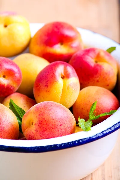 Fresh raw apricots — Stock Photo, Image
