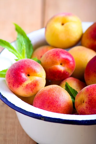 Fresh raw apricots — Stock Photo, Image