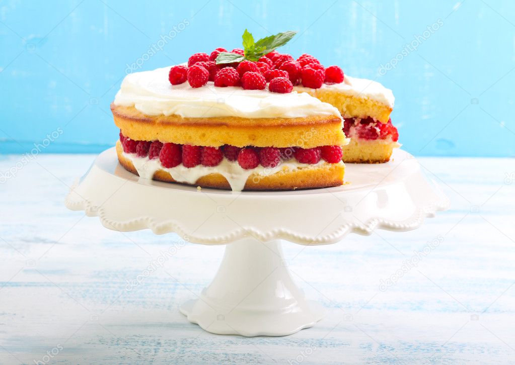 Lemon cake with raspberry