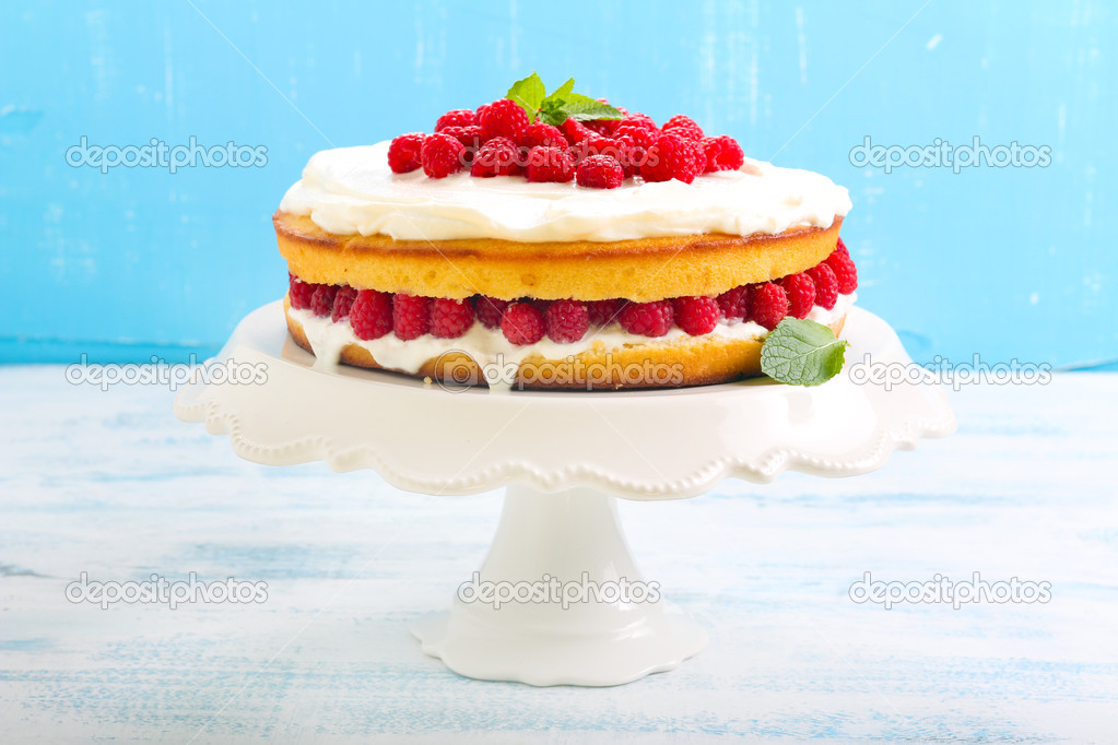 Lemon cake with raspberry