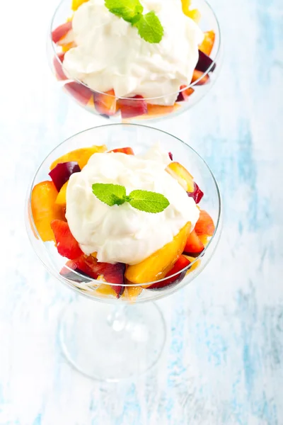 Dessert mit frischen Früchten — Stockfoto
