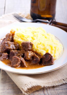 sığır eti güveç sos ile