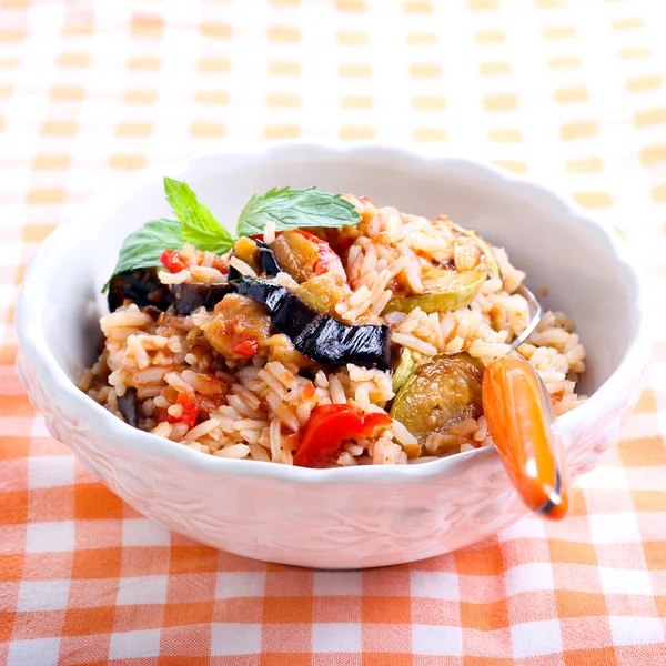 Arroz con verduras salteadas en salsa de tomate —  Fotos de Stock