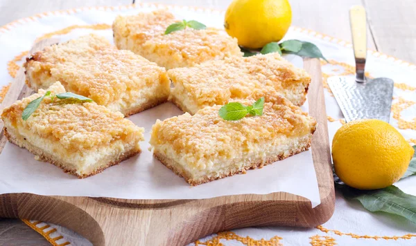 Lemon cheesecake bars