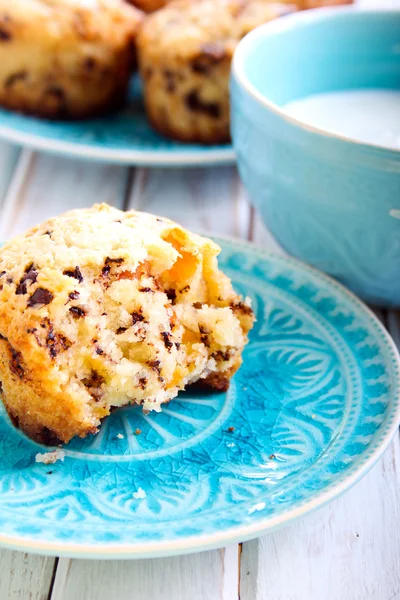 Chocolate and apricot muffins with cup of milk — Stock Photo, Image
