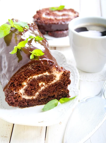 Rollo de chocolate con relleno de crema — Foto de Stock
