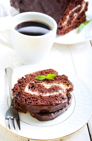 Rollo de chocolate con relleno de crema — Foto de Stock