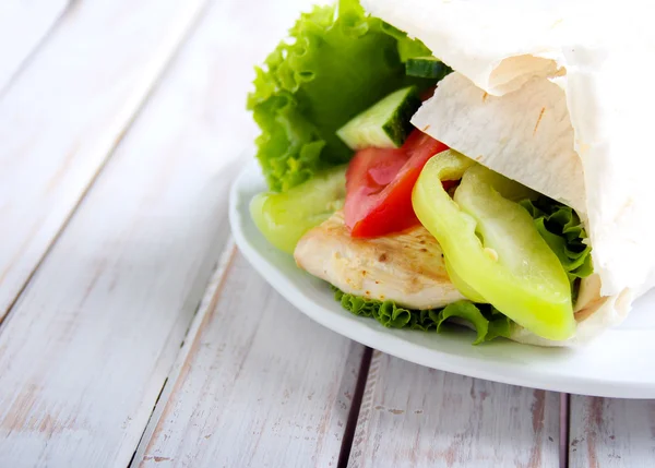 Tortilla wrap with chicken and vegetables — Stock Photo, Image