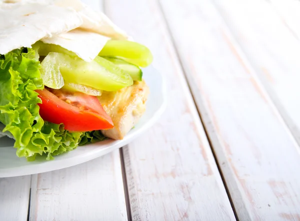 Tortilla wrap with chicken and vegetables — Stock Photo, Image