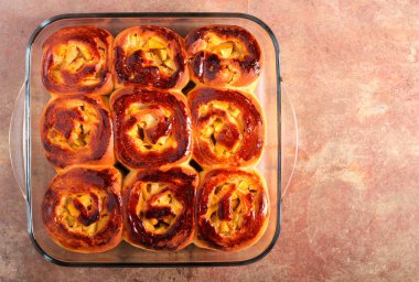 Elma bir teneke içinde rulo