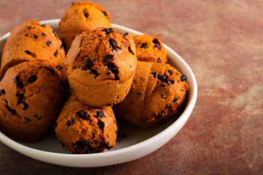 Balkabağı ve çikolatalı kekler kasede.