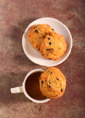 Bir fincan çayla çikolatalı kurabiye.