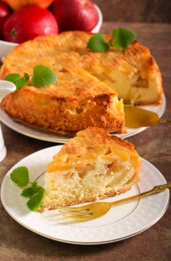 Elmalı pasta dilimlendi ve servis edildi.