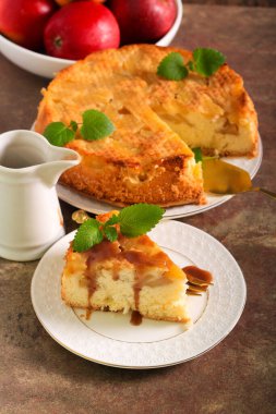 Karamel soslu yumuşak elmalı kek.