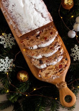 Geleneksel Noel meyvesi ve fındıklı kek çalınmış