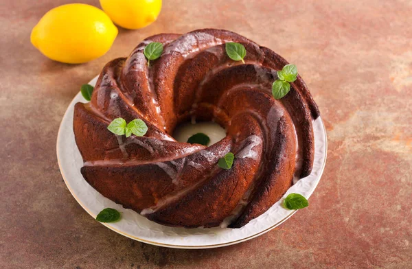 Zitronen Und Joghurt Ringkuchen Serviert — Stockfoto