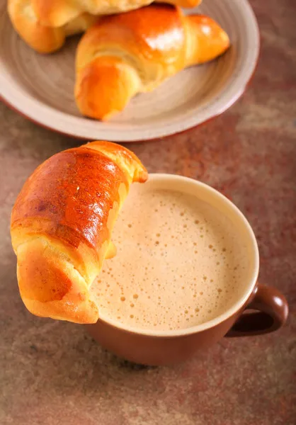 Färsk Jäst Halvmånar Med Kopp Kaffe Över Stenbord — Stockfoto