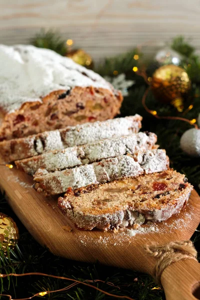 Traditioneller Christstollen Mit Obst Und Nüssen — Stockfoto