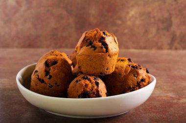 Balkabağı ve çikolatalı kekler kasede.