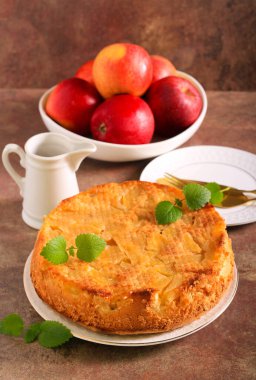 Elmalı pasta dilimlendi ve servis edildi.