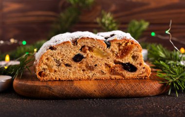 Geleneksel Noel meyvesi ve fındıklı kek çalınmış