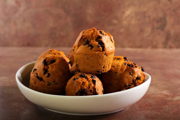 Balkabağı ve çikolatalı kekler kasede.