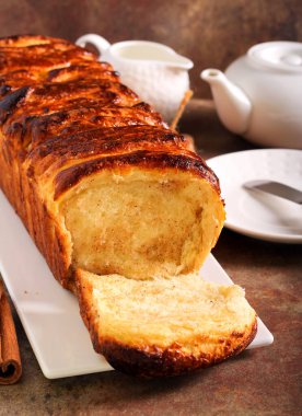 Tarçın şekeri ekmeği ayırıp servis eder.