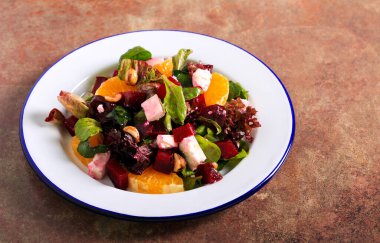 Pancar, peynir, portakal ve fındık salatası.