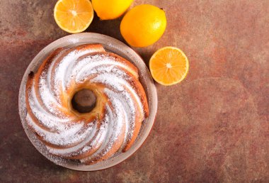 Limonlu ve ekşi kremalı kek, üstünde krema şekeri olan.