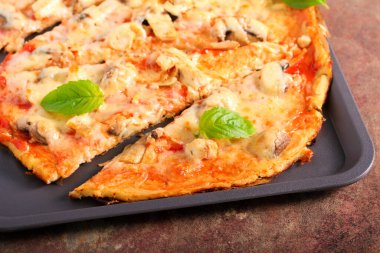 Sağlıklı düşük kalorili diyet karnabahar kabuklu pizza.