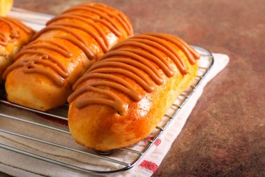 Karamelli, çikolatalı, meyveli ve fındıklı.