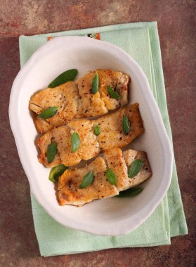 Fırında balık. Teneke kutuda balık filetosu.