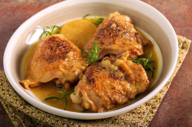 Hint cevizli tavuk budu tabakta.