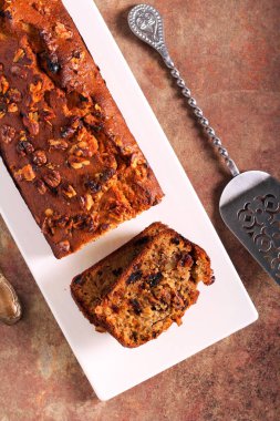 Tarih, ceviz ve muz keki, tabakta dilimlenmiş.