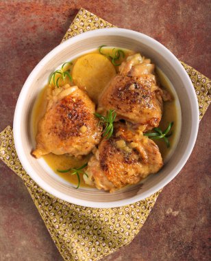 Hint cevizli tavuk budu tabakta.