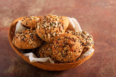 Çavdar tohumları sepette yuvarlanıyor.