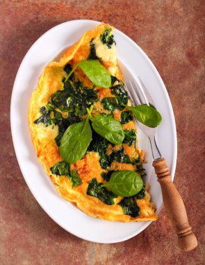 Tabakta ıspanaklı ve peynirli omlet