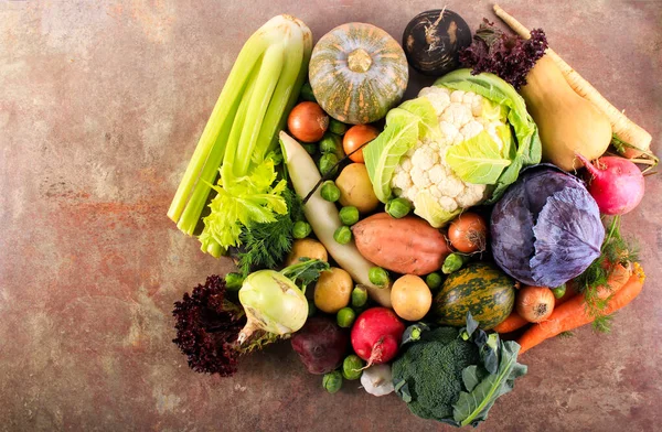 石テーブルの上に生の冬の野菜の盛り合わせ — ストック写真