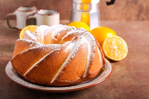 レモンとサワークリームリングケーキ 上にアイシングシュガー付き — ストック写真
