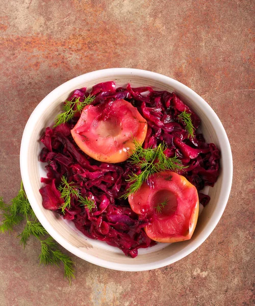 Cavolo Rosso Brasato Con Mela Sul Piatto — Foto Stock