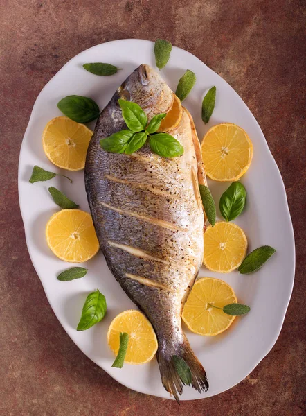 Pişmiş Yaldızlı Balık Limonlu Orata — Stok fotoğraf